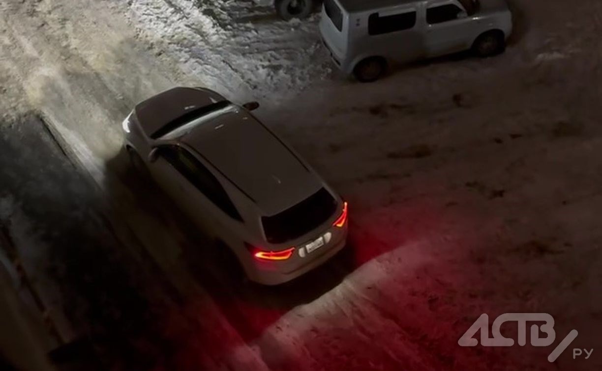 Компания девушек в Корсакове устроила ночную фотосессию возле чужих "Жигулей"