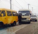Два маршрутных автобуса столкнулись в Холмске
