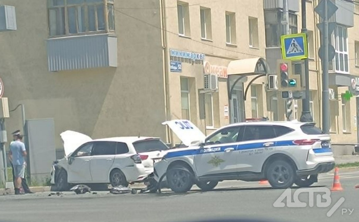 Появились новые фото с места ДТП с машиной ГИБДД в Южно-Сахалинске: Haval и Toyota после жёсткого удара