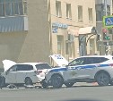 Появились новые фото с места ДТП с машиной ГИБДД в Южно-Сахалинске: Haval и Toyota после жёсткого удара