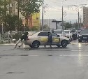"Подбитое" такси в Южно-Сахалинске убрали с перекрёстка вручную