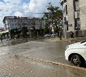 Люди плывут, машины плывут: 15-минутный дождь подтопил Южно-Сахалинск 