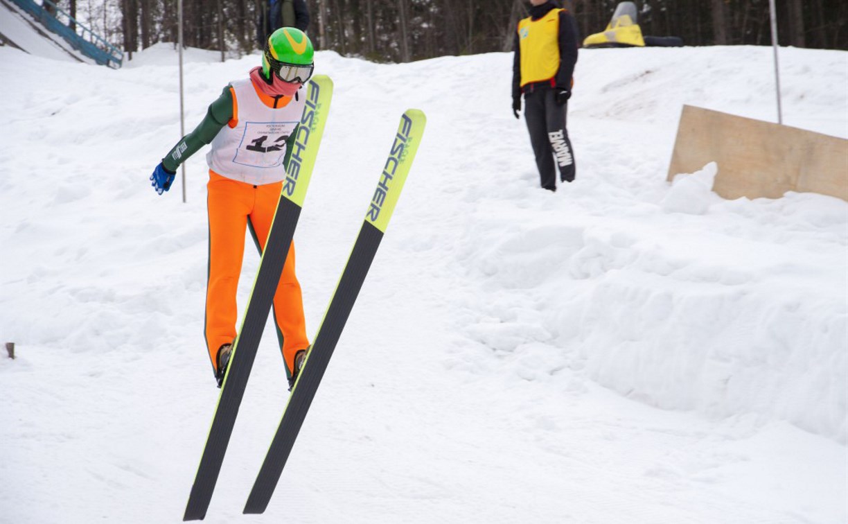 Около 50 лыжников прыгнули с трамплинов в Южно-Сахалинске