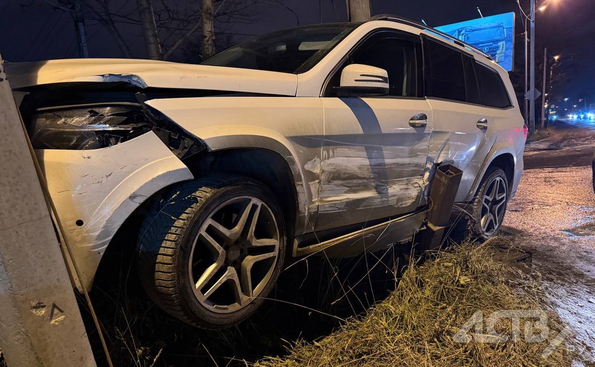 Mercedes влетел в опору освещения и дерево