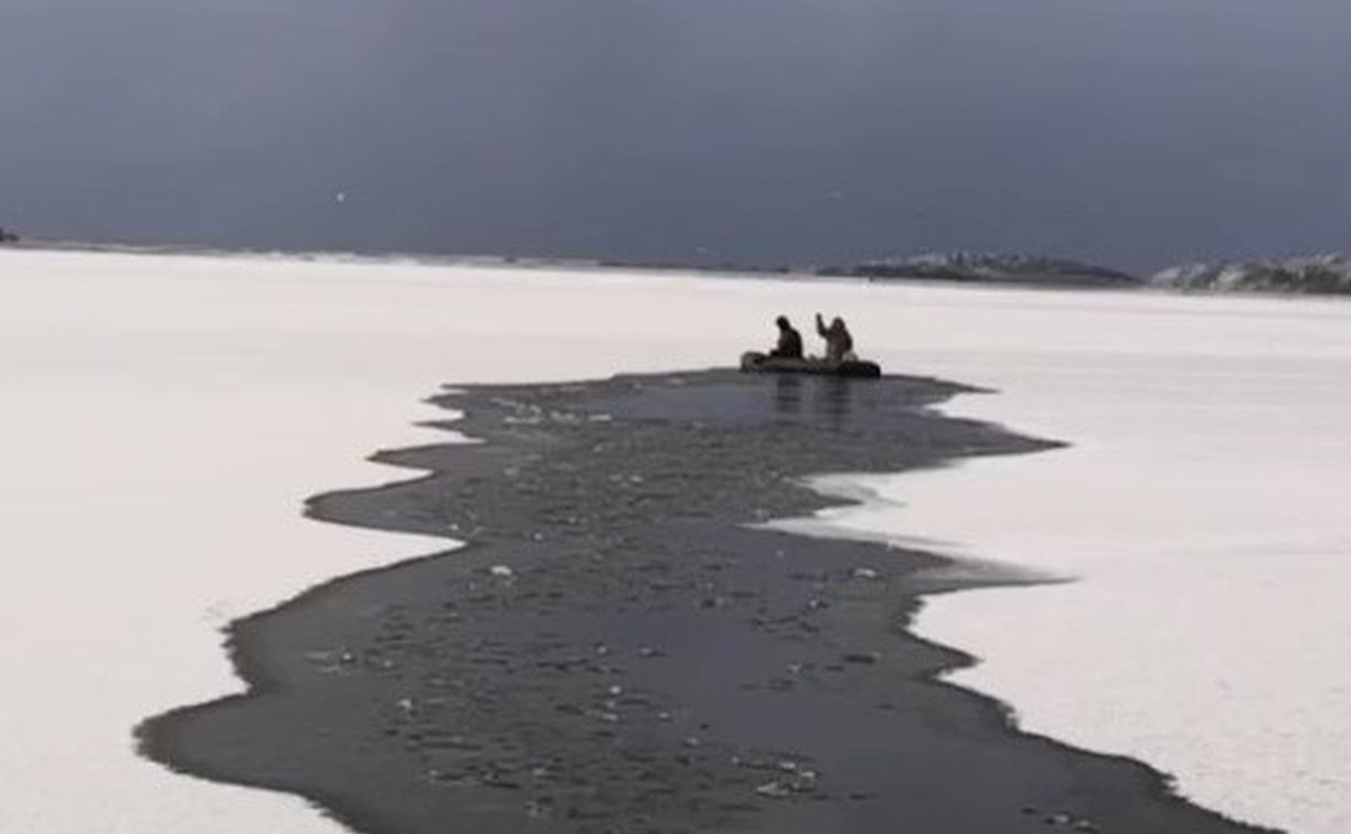 Сахалинские рыбаки на "ледоколе" отправились за корюшкой на озеро Буссе