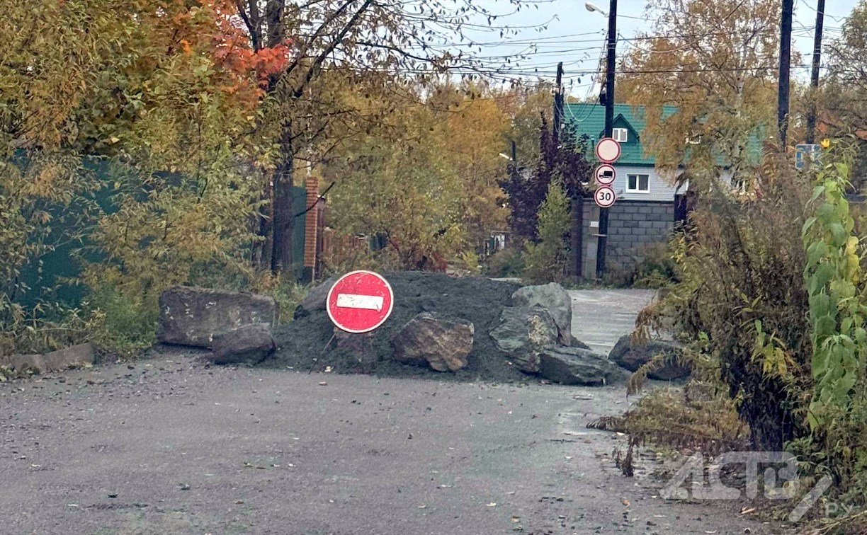 В Южно-Сахалинске не могут победить неизвестного, самовольно перекрывающего дорогу 