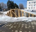В Тымовском на площади демонтируют горку, которая угрожает безопасности детей 