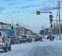 Автомобилисты в Южно-Сахалинске встали в огромную пробку из-за гололедицы - такси возят за полтысячи