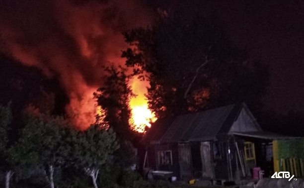 Пожар в частном доме в Южно-Сахалинске тушили 16 человек