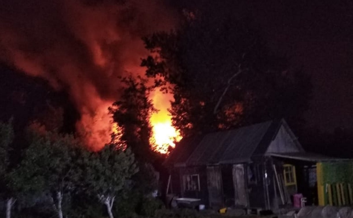 Пожар в частном доме в Южно-Сахалинске тушили 16 человек