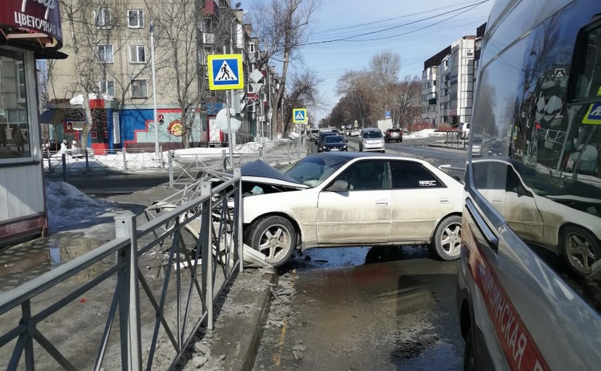 Toyota протаранила дорожное ограждение в Южно-Сахалинске