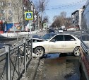 Toyota протаранила дорожное ограждение в Южно-Сахалинске
