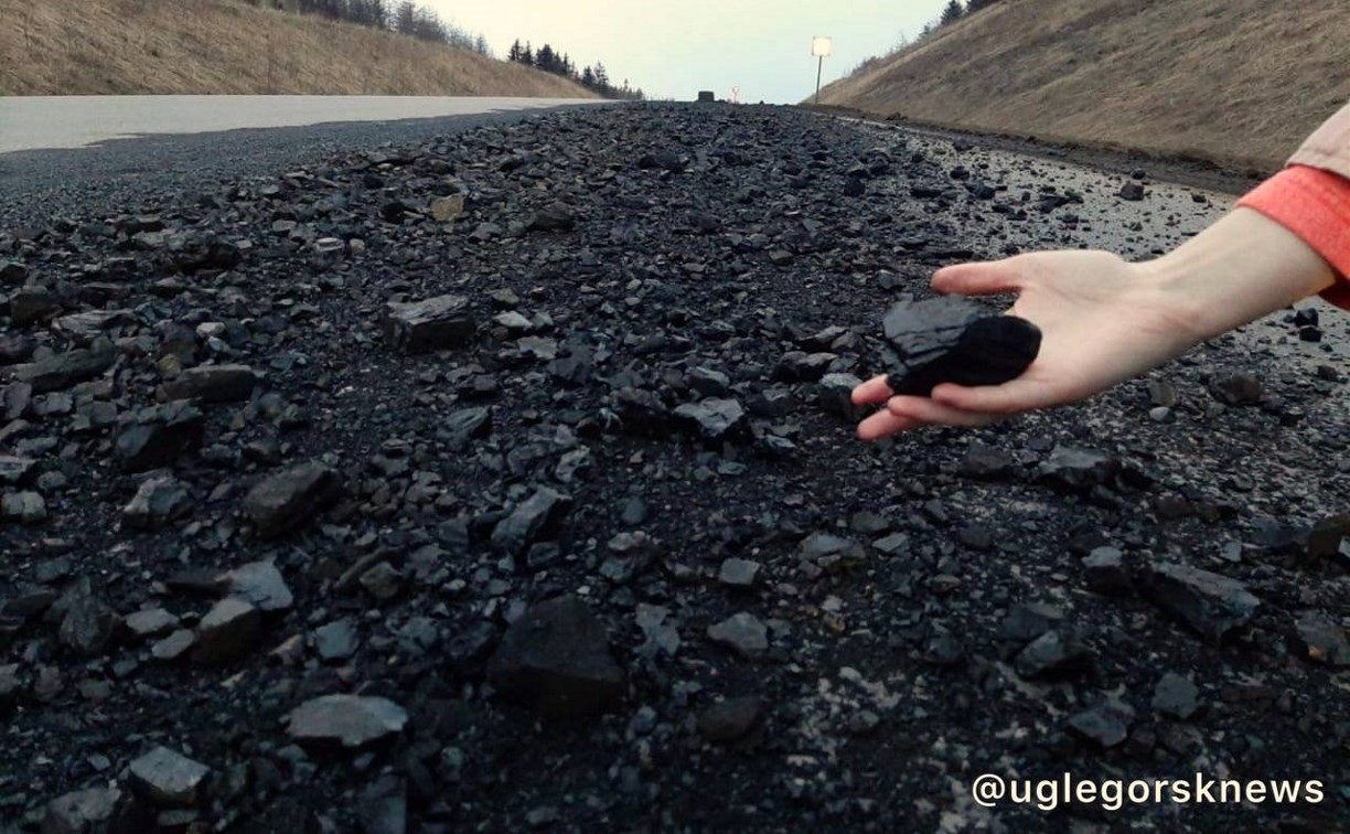 На Сахалине большегруз случайно потерял уголь, который перевозил
