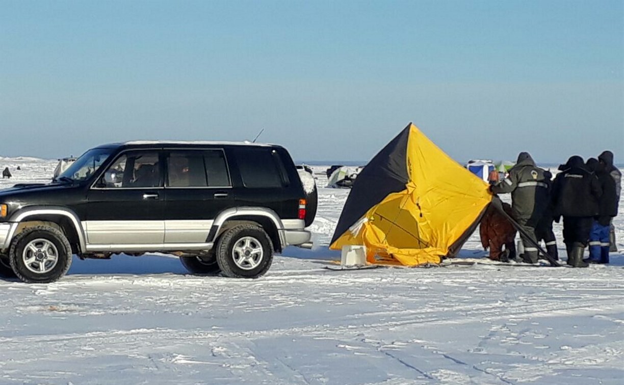 Внедорожник переехал палатку рыбаков в Охинском районе 