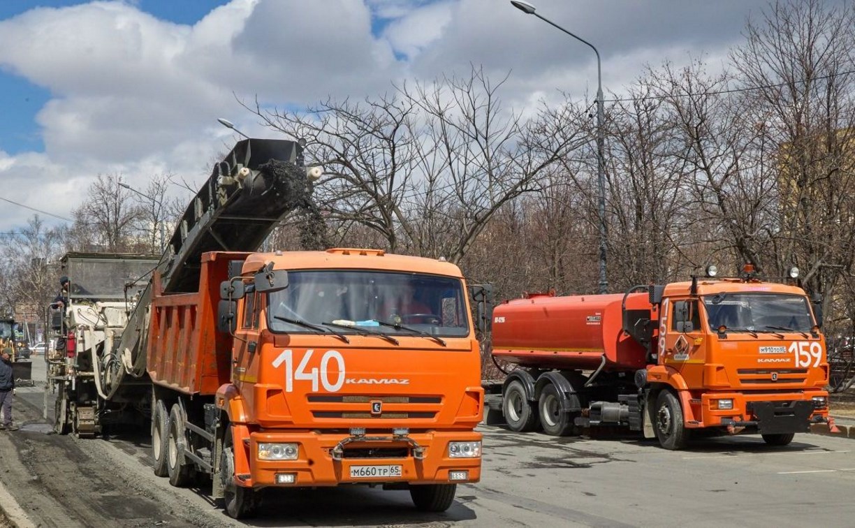Без сезонных пауз: в Южно-Сахалинске продолжается ямочный ремонт дорог
