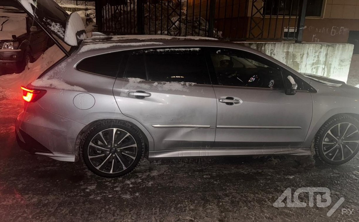 В Южно-Сахалинске неизвестный на Toyota Vanguard врезался в Subaru Levorg и скрылся