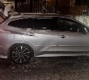 В Южно-Сахалинске неизвестный на Toyota Vanguard врезался в Subaru Levorg и скрылся