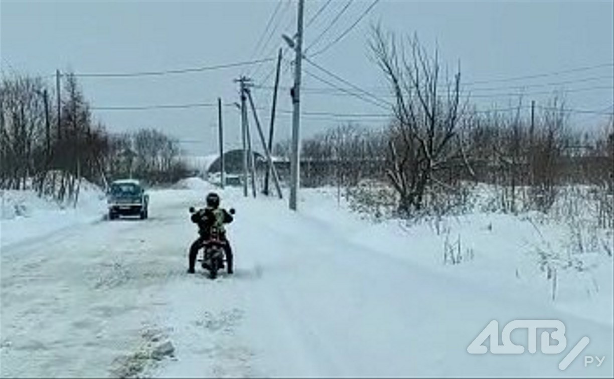 Мотоциклиста на лысой резине обсуждают водители Южно-Сахалинска