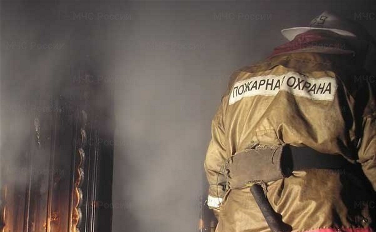 Пожарные тушили огонь в частном двухэтажном доме в Поронайском районе