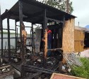 Тела двоих сахалинцев нашли на пепелище в Поронайском районе