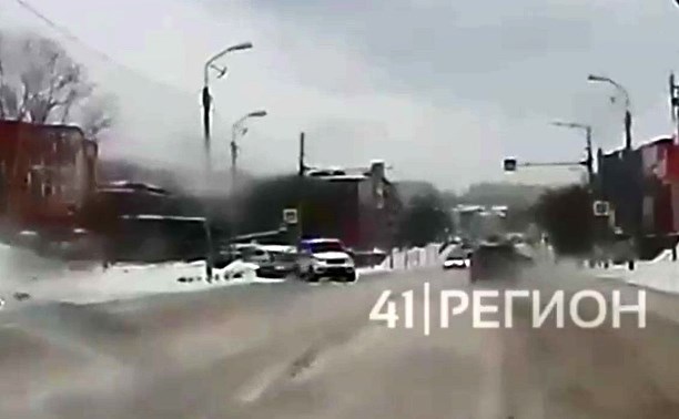СМИ: машина ГИБДД протаранила чужое авто на Камчатке