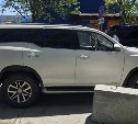 В Южно-Сахалинске "рассадник" автохамов вынудил мамочек с колясками идти по палисаднику