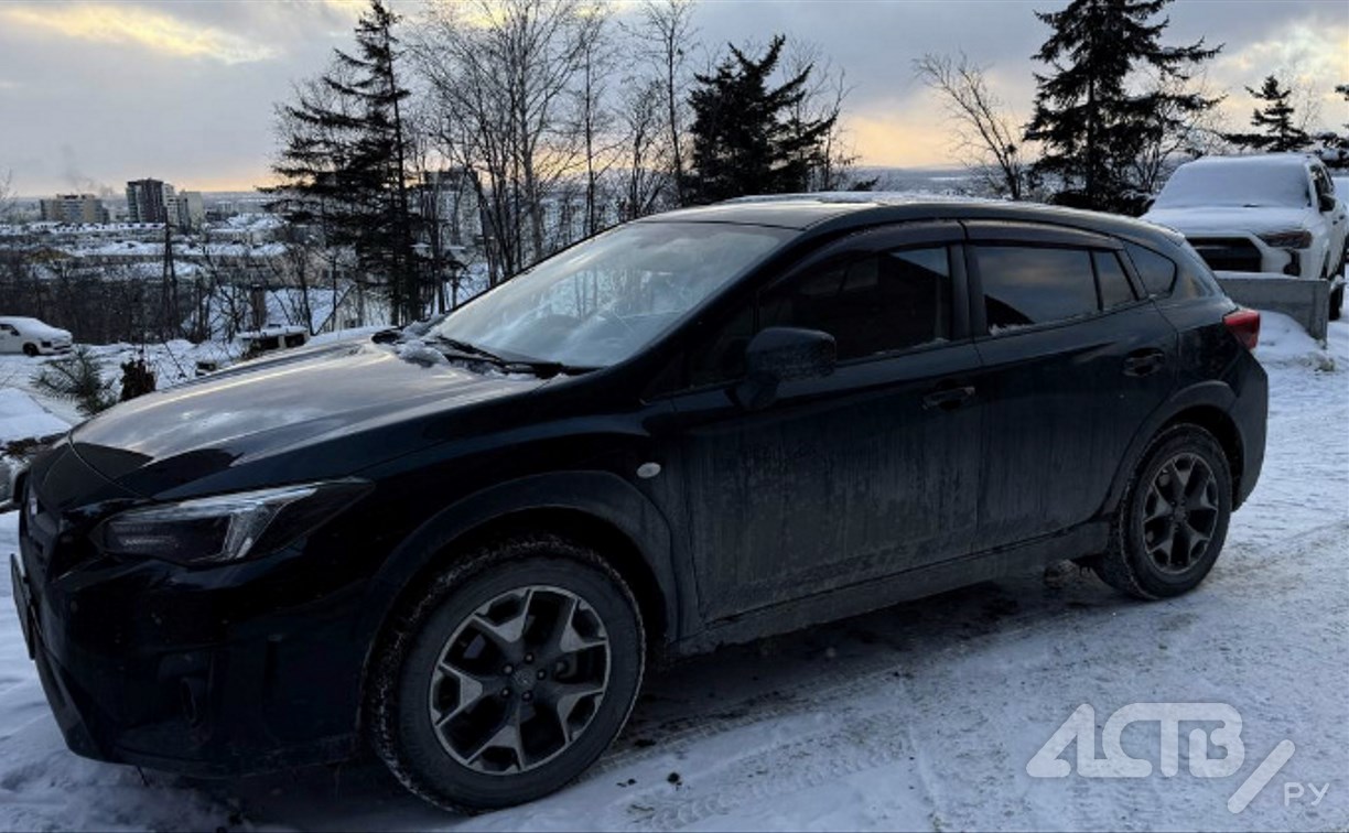 Неизвестный столкнулся с Subaru XV и скрылся с места ДТП в Южно-Сахалинске