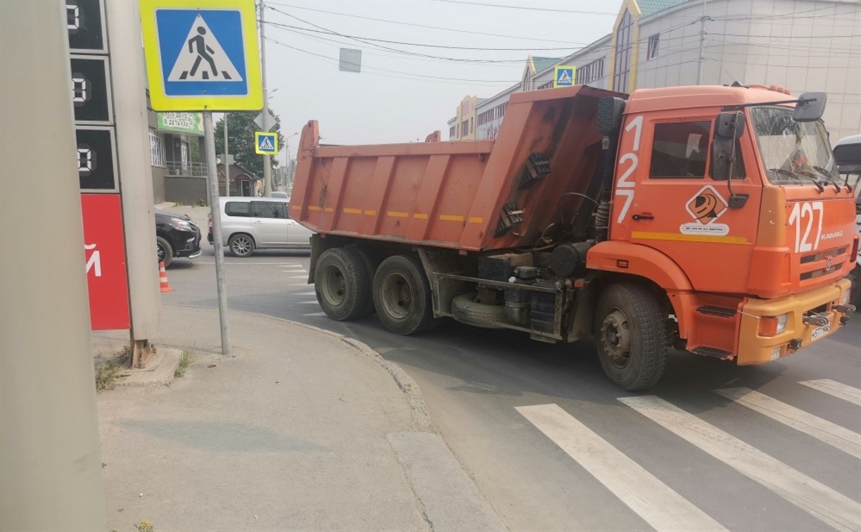 Очевидцев наезда КамАЗа на женщину ищут в Южно-Сахалинске Очевидцев наезда КамАЗа на женщину ищут в Южно-Сахалинске