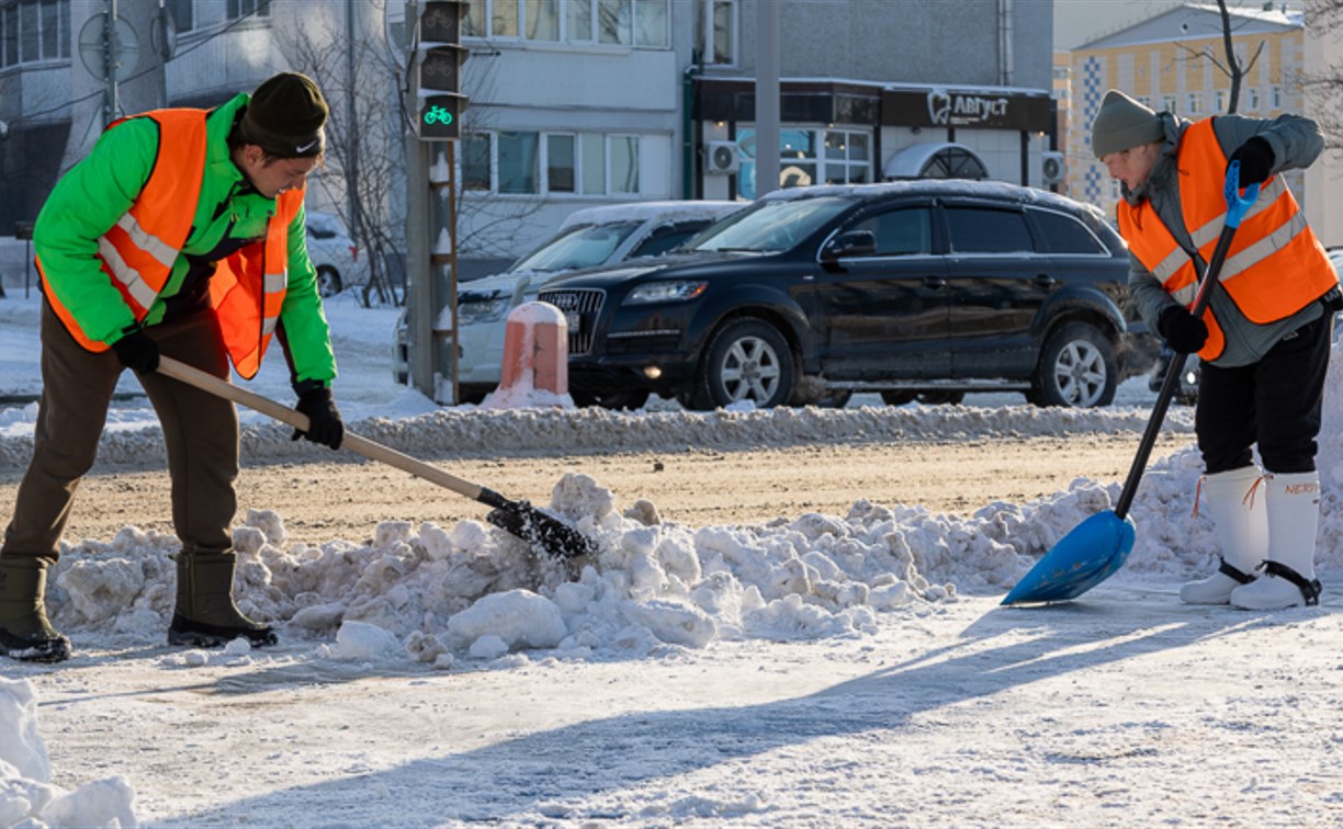 Более 100 единиц техники устраняют последствия снегопада в Южно-Сахалинске