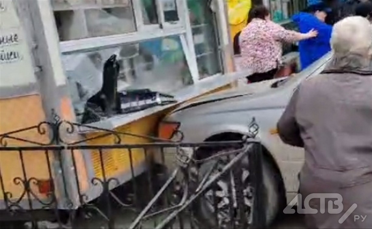 "Лучше бы не будили": в Холмске автомобилист протаранил продуктовый ларёк на морвокзале 