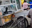 "Лучше бы не будили": в Холмске автомобилист протаранил продуктовый ларёк на морвокзале 