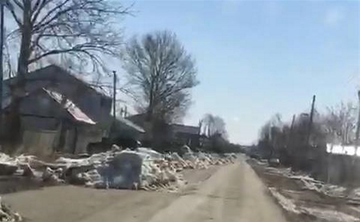 Часть дороги в Луговом завалили снегом