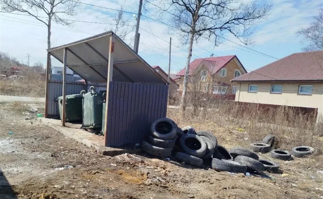 Сахалинцев предупредили, за покрышки у контейнеров можно получить штраф до 250 тысяч рублей