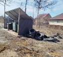 Сахалинцев предупредили, за покрышки у контейнеров можно получить штраф до 250 тысяч рублей