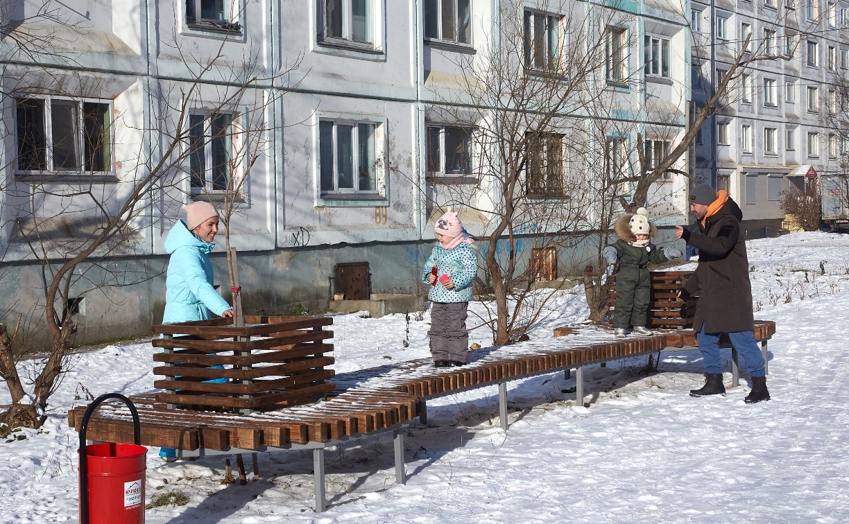 Активные жители одного из дворов Южно-Сахалинска обустроили детскую площадку