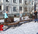 Активные жители одного из дворов Южно-Сахалинска обустроили детскую площадку