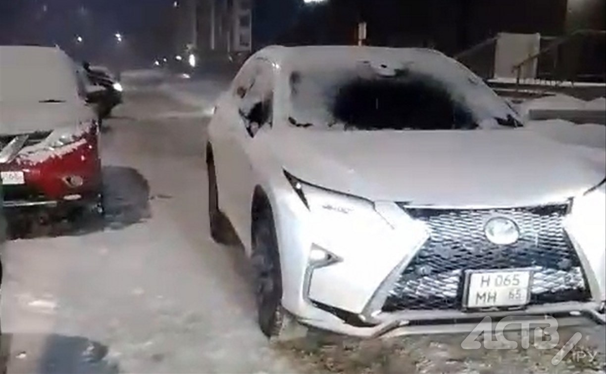 "Я не эгоистка": автохамка на полчаса заблокировала проезд в утренний час пик в ЖК в Южно-Сахалинске 
