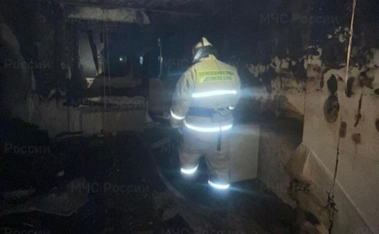 Пластиковые трубы горели на складе в Корсакове