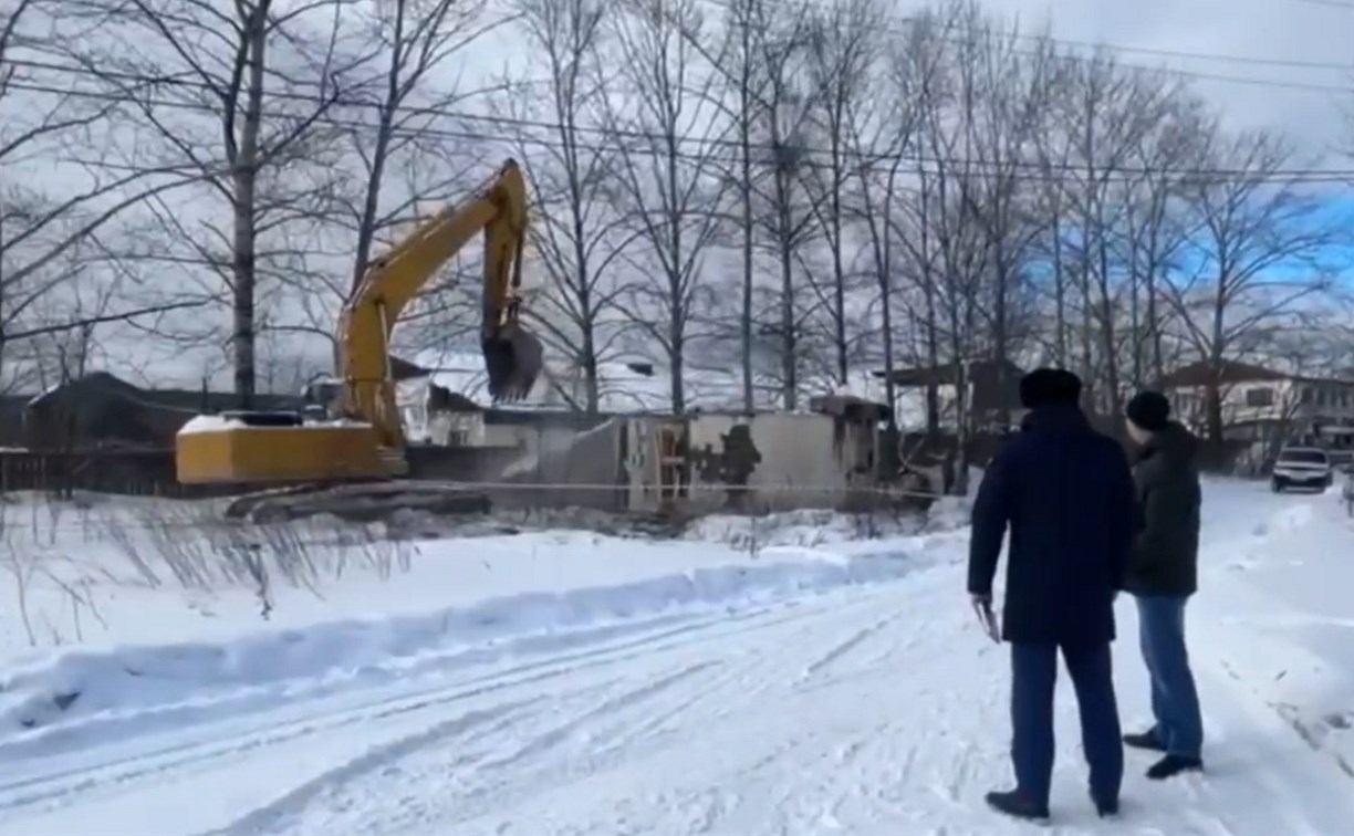 В Смирных по решению прокурора снесли аварийное здание