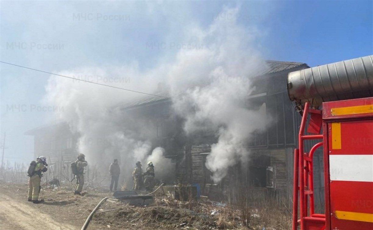 В Южно-Сахалинске полностью сгорел расселенный дом 