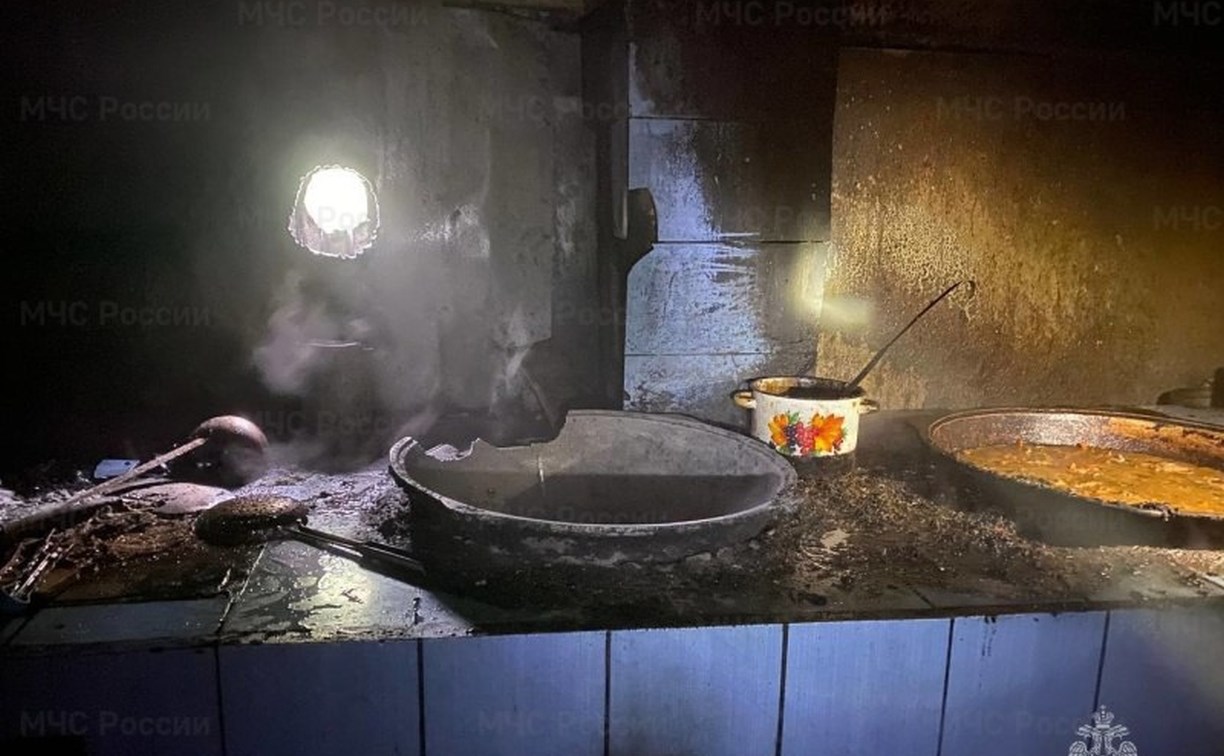 Пожар в пристройке к кафе потушили в Южно-Сахалинске