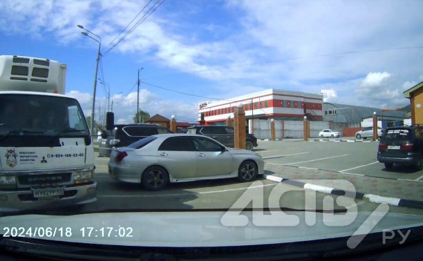 В Южно-Сахалинске "весёлый молочник" на грузовике напугал автомобилистку опасным вождением