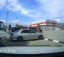 В Южно-Сахалинске "весёлый молочник" на грузовике напугал автомобилистку опасным вождением