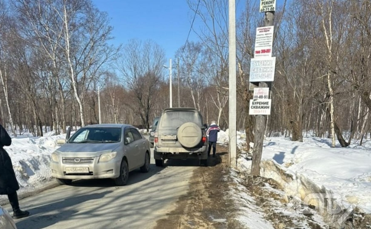 Очевидцев столкновения Toyota Corolla Axio и Toyota Land Cruiser ищут в Южно-Сахалинске