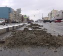 Глиной с щебенкой завалили один из перекрестков в Южно-Сахалинске