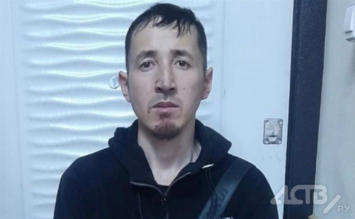 Подозреваемого в краже денег из касс в магазинах ищут в Южно-Сахалинске