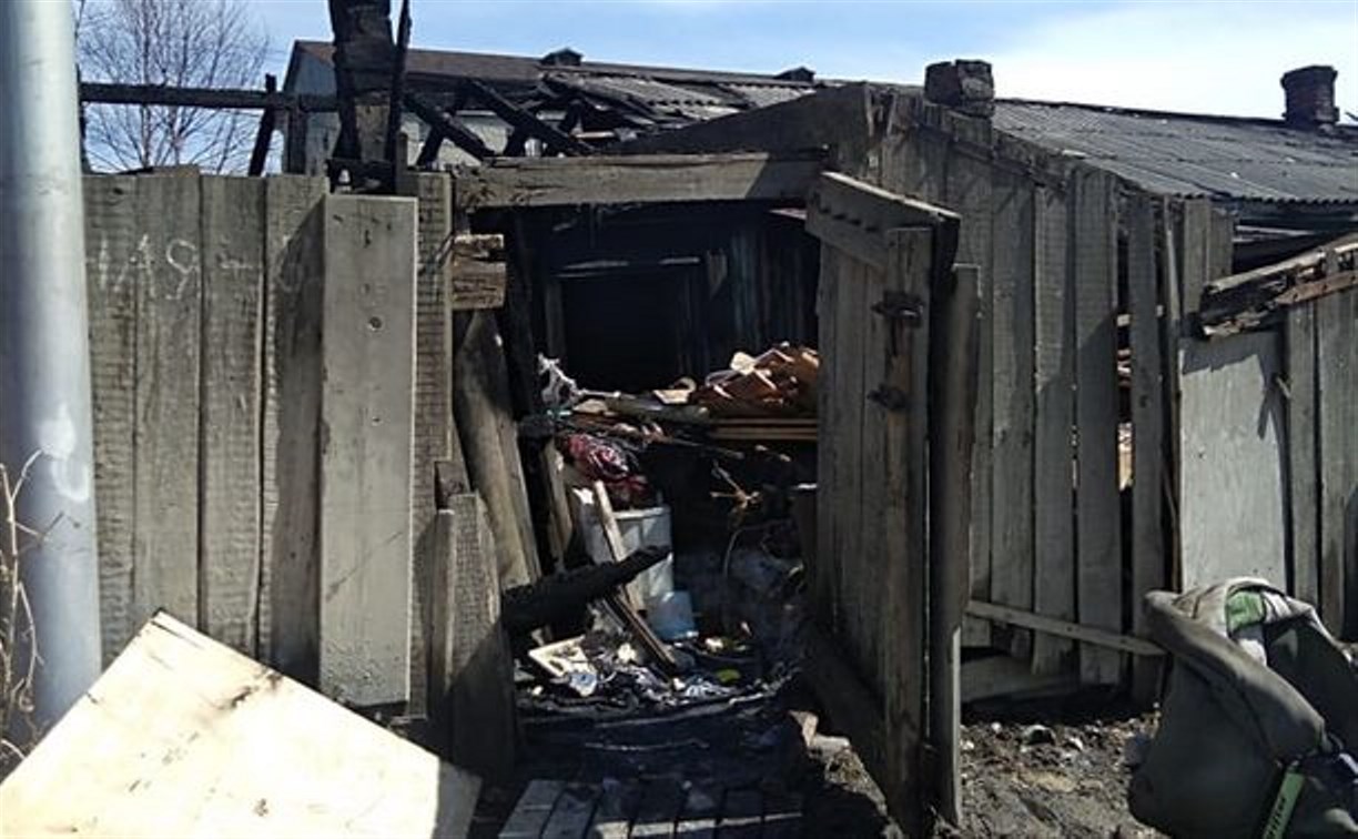 В Южно-Сахалинске загорелся дом на улице Западной 