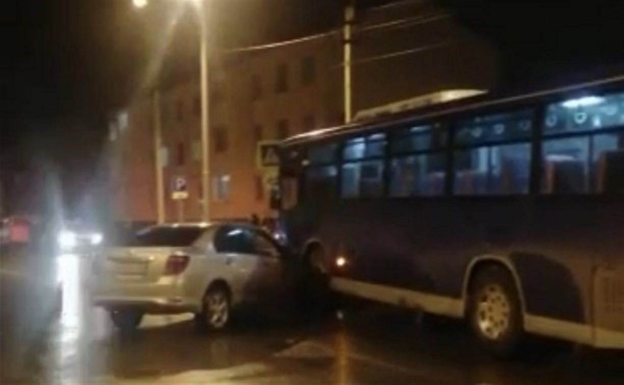 Пассажирский автобус попал в аварию в Южно-Сахалинске