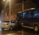 Пассажирский автобус попал в аварию в Южно-Сахалинске