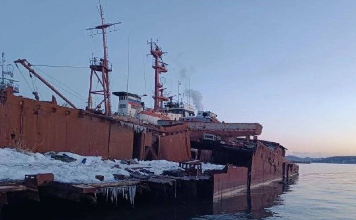 Во время утилизации судна на Камчатке погиб человек, второй тяжело травмирован